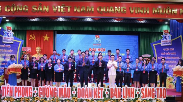 chanh nghia group vinh du nhan luu niem tri an tai Dai Hoi Dai Bieu Doan TNCS HCM19